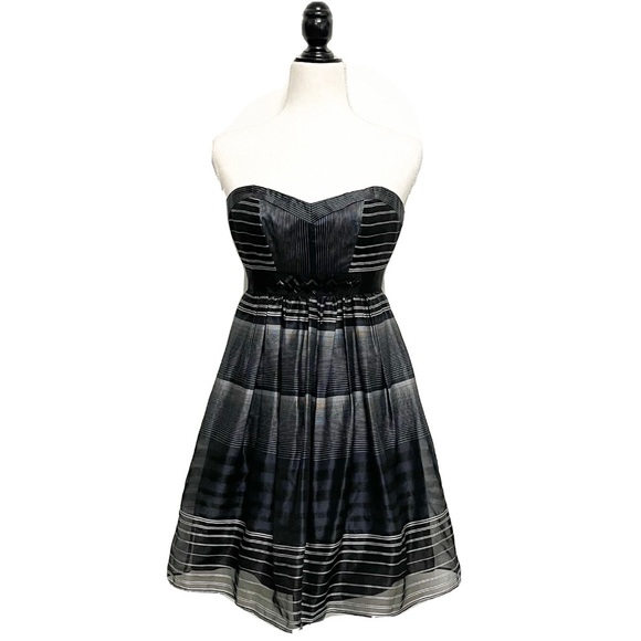BCBGMaxAzria Dresses & Skirts - BCBGMAXAZRIA Strapless Sweetheart Neckline Striped
